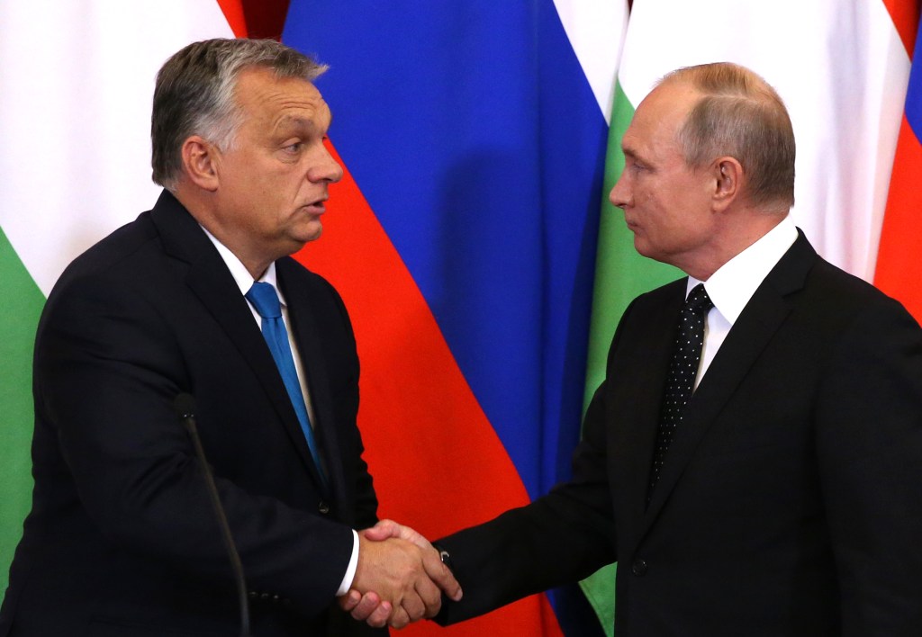 MOSCOU, RÚSSIA - 18 DE SETEMBRO: (RÚSSIA FORA) O presidente russo Vladimir Putin (R) aperta a mão do primeiro-ministro húngaro Viktor Orban durante sua reunião no Kremlin em Moscou, Rússia, 18 de setembro de 2018. O presidente da Hungria, Orban, fará uma visita de um dia a Moscou