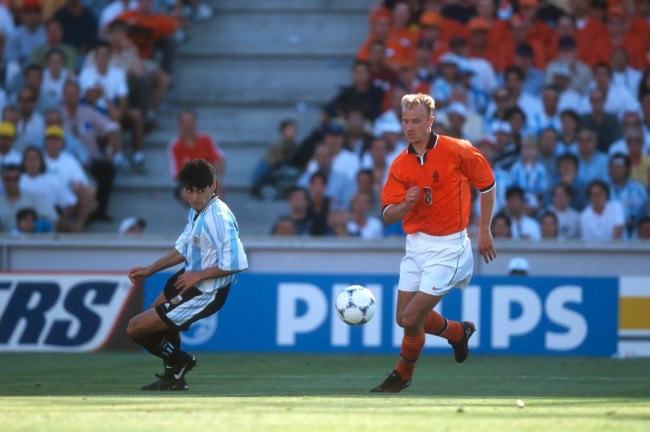 Dennis Bergkamp dribla Roberto Ayala antes de fazer um golaço contra a Argentina em 1998 -