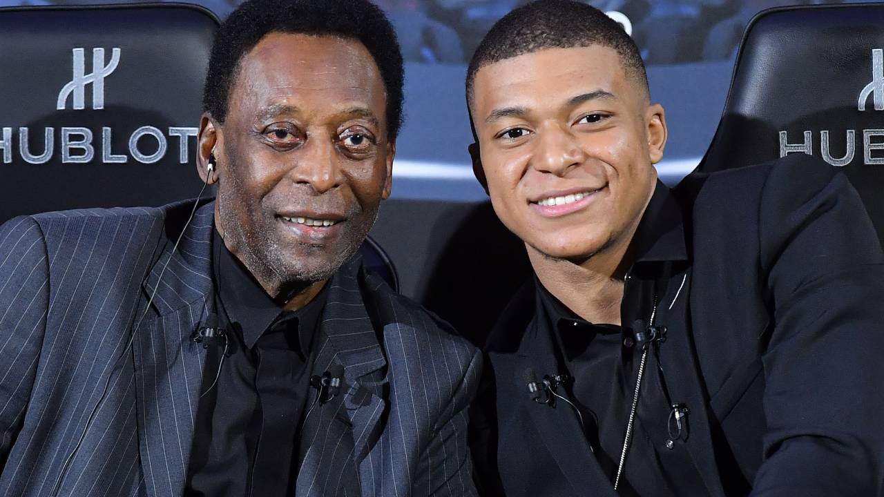 Mbappé ao lado de Pelé durante evento em 2019 -