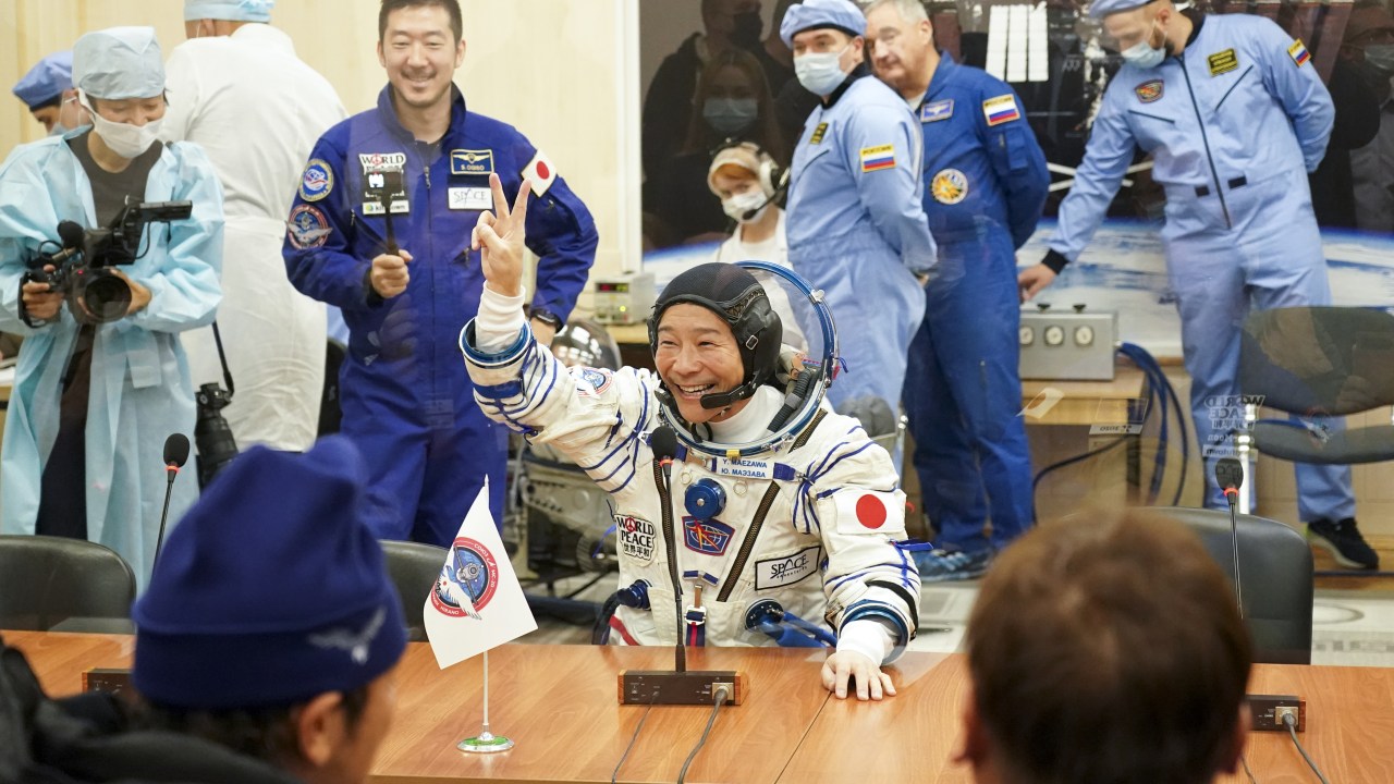 Yusaku Maezawa antes do lançamento do foguete Soyuz 2.1a com a espaçonave Soyuz MS-20 que transportou o cosmonauta Roscosmos Alexander Misurkin e os turistas espaciais japoneses Yusaku Maezawa e Yozo Hirano para a Estação Espacial Internacional (ISS), em Baikonur Cazaquistão. 8/12/2021