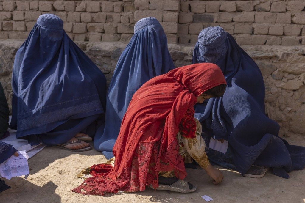 Mulheres esperam para ver um médico em uma clínica móvel de saúde no distrito de Bagrami, província de Cabul, Afeganistão. 31/10/2022