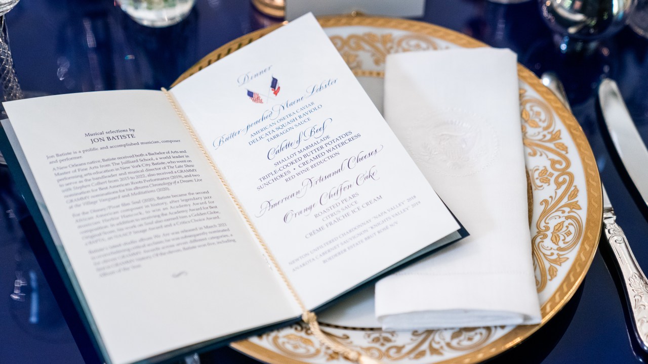 WASHINGTON, DC 30 de novembro de 2022:Uma prévia da mídia do arranjo da mesa e das decorações para o jantar de estado do presidente da França na Sala de Jantar de Estado da Casa Branca na quarta-feira, 30 de novembro de 2022