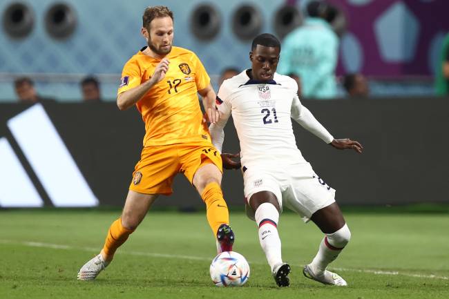 Daley Blind e Timothy Weah travam duelo no meio-campo -