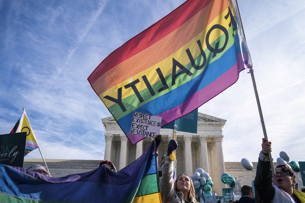 PERIGO - Manifestação em Washington: a Suprema Corte deve aceitar discriminação em nome da liberdade de expressão -