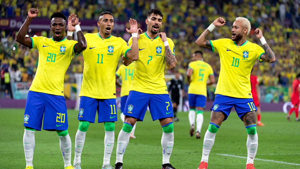 Vinicius Júnior, Raphinha Paquetá e Neyma dançam para comemorar um dos gols -
