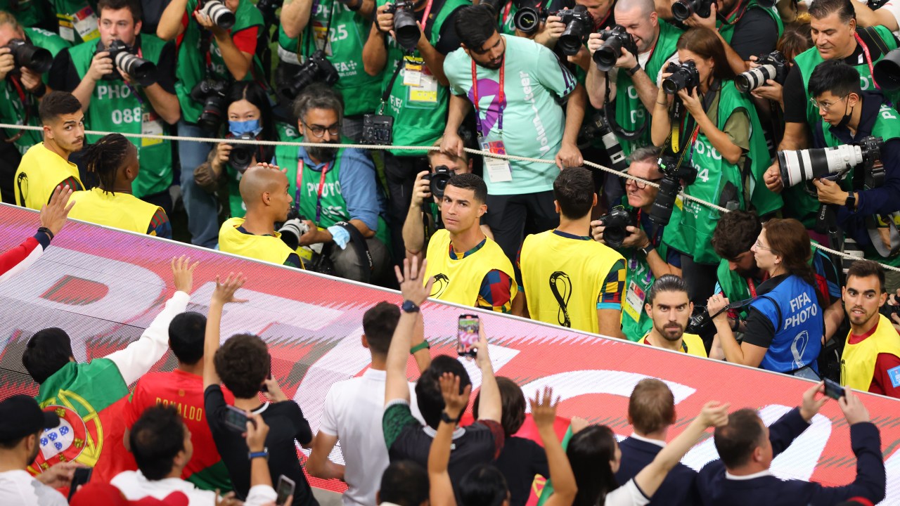 Cristiano Ronaldo, no banco, roubou a cena mesmo diante da execução do hino português -