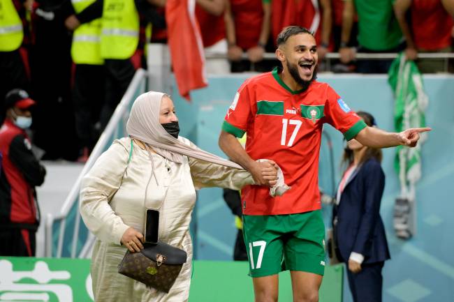 Sofiane Boufal, do Marrocos, comemora com sua mãe