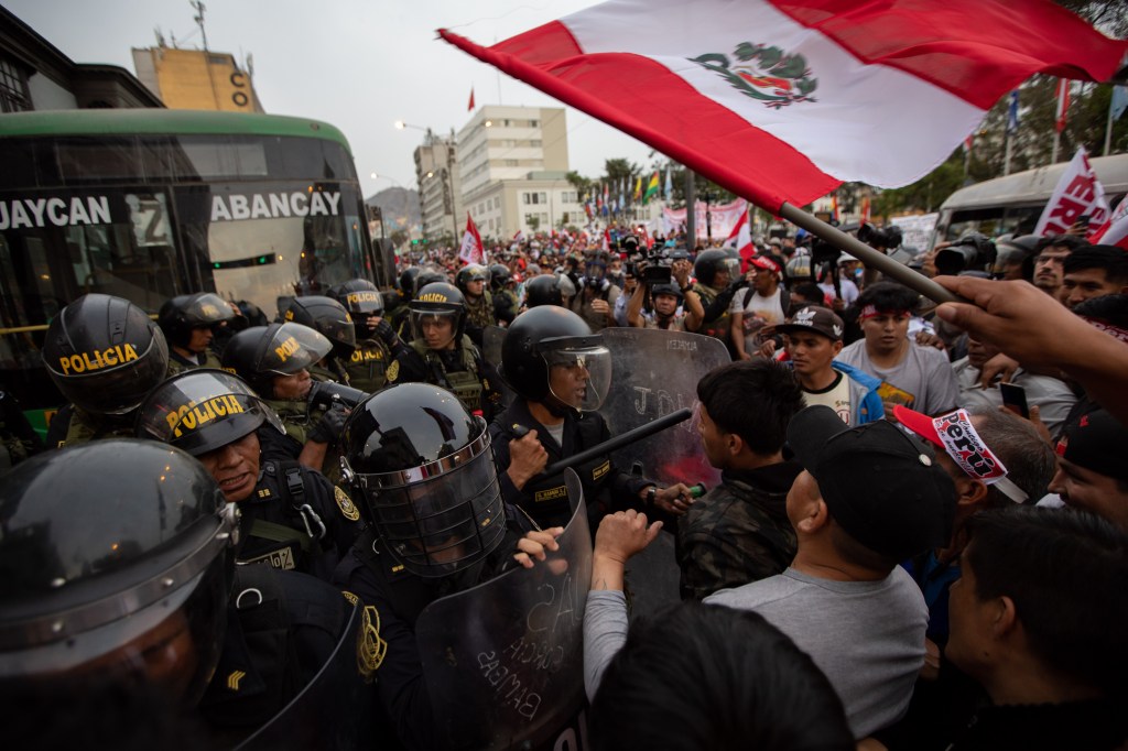 Manifestantes entram em confronto com a polícia durante um protesto, em Lima, no Peru. 11/12/2022