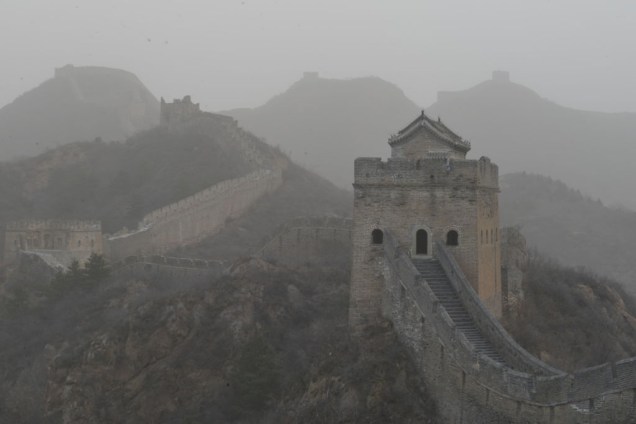 A área cênica da Grande Muralha de Jinshanling está cercada por poluição na cidade de Chengde, província de Hebei. 12/12/2022 -