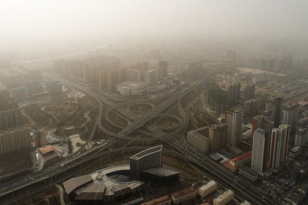 Uma foto aérea mostra areia e poeira envolvendo a cidade de Hohhot, Mongólia Interior. 12/12/2022 -