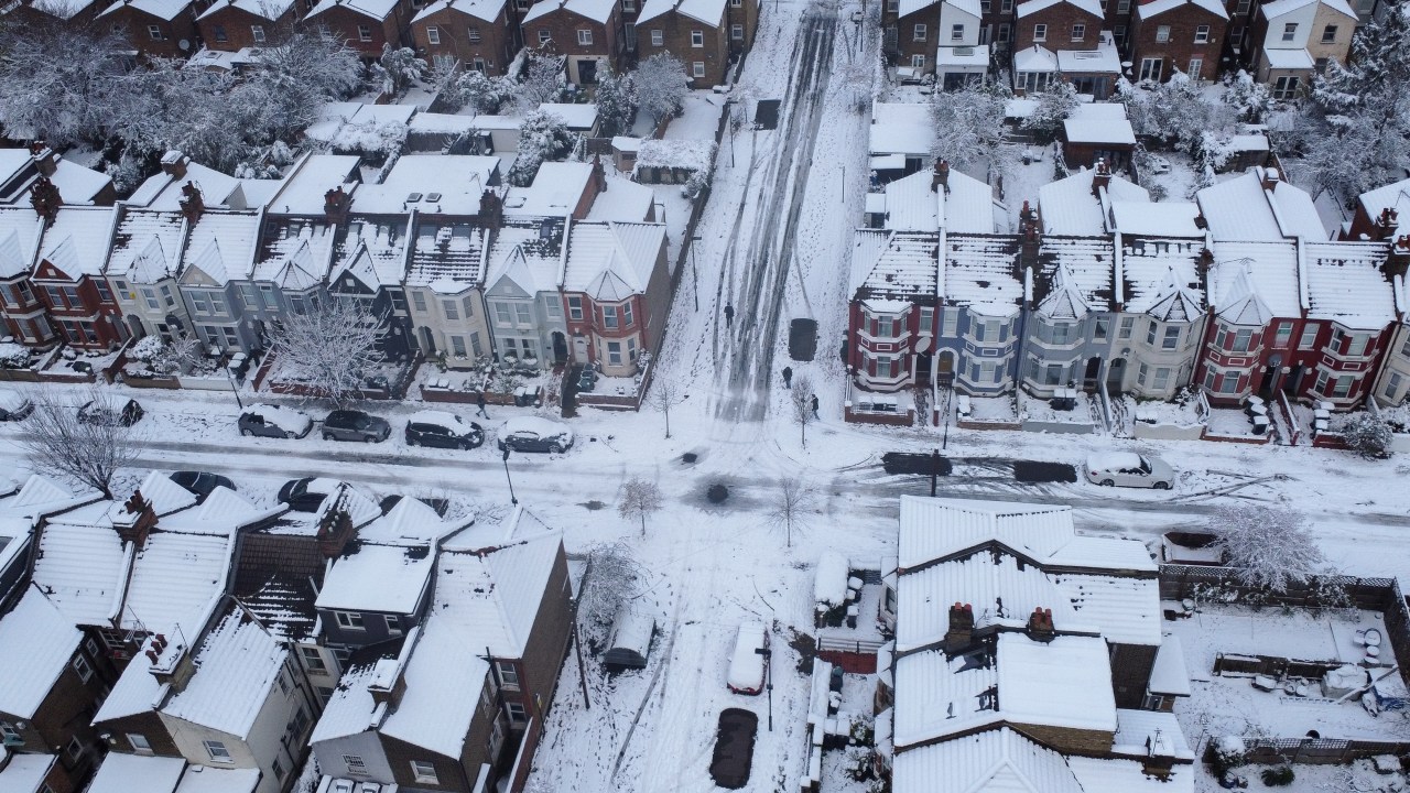 Casas e estradas cobertas de neve no norte de Londres, Reino Unido. 12/12/2022