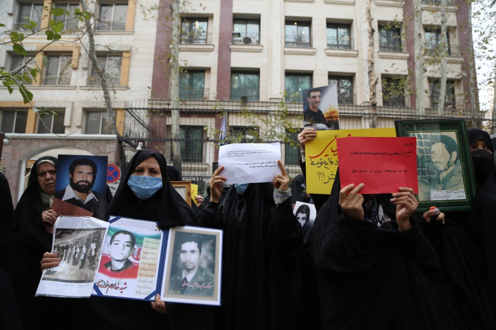 Mulheres iranianas se reúnem durante um protesto do lado de fora da sede da missão das Nações Unidas enquanto entoam slogans em apoio aos direitos das mulheres antes da votação para expulsar o Irã da Comissão da ONU sobre o Status da Mulher , em Teerã, no Irã. 13/12/2022