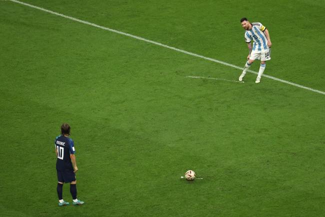 Modric e Messi, posicionados em cobrança de falta. Craques separados por um 3 a 0 -