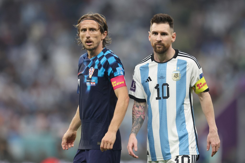 O dono da bola: Messi passeou em campo na despedida de Modric -