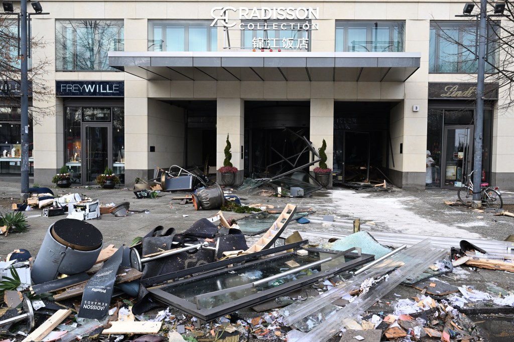 16 de dezembro de 2022, Berlim: Detritos estão em frente à entrada do Sea Life no Radisson Hotel. Pela manhã, o aquário do saguão do hotel quebrou