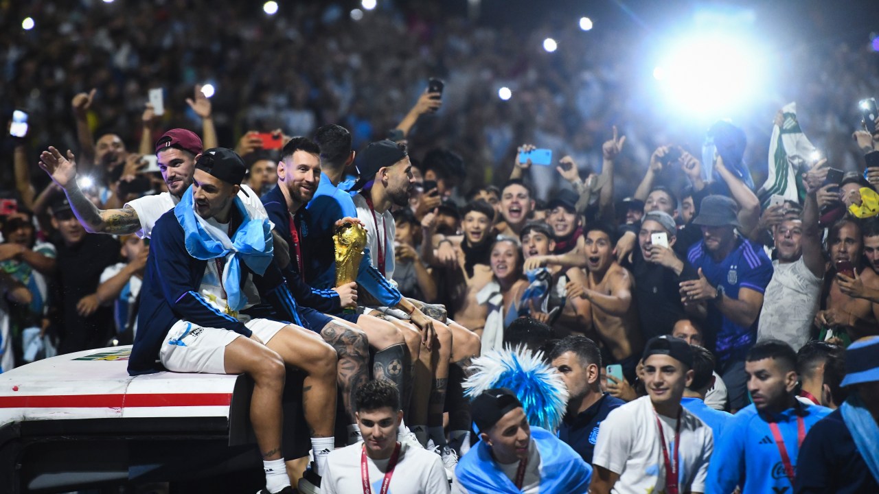 Lionel Messi, da Argentina, sorri para os torcedores durante a caravana da seleção masculina de futebol da Argentina após vencer a Copa do Mundo da FIFA Qatar 2022 em 20 de dezembro de 2022 em Buenos Aires, Argentina.
