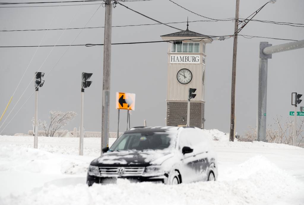 Major Winter Storm Brings Snow, Freezing Temperatures To Big Swath Of U.S. HAMBURG, NY - 24 DE DEZEMBRO: Gelo e neve cobrem um veículo abandonado ao longo da costa do Lago Erie em 24 de dezembro de 2022 em Hamburgo, Nova York. O subúrbio de Buffalo e a área circundante foram duramente atingidos pela tempestade de inverno Elliott, com rajadas de vento de mais de 70 milhas por hora, atingindo casas e empresas durante o fim de semana do feriado