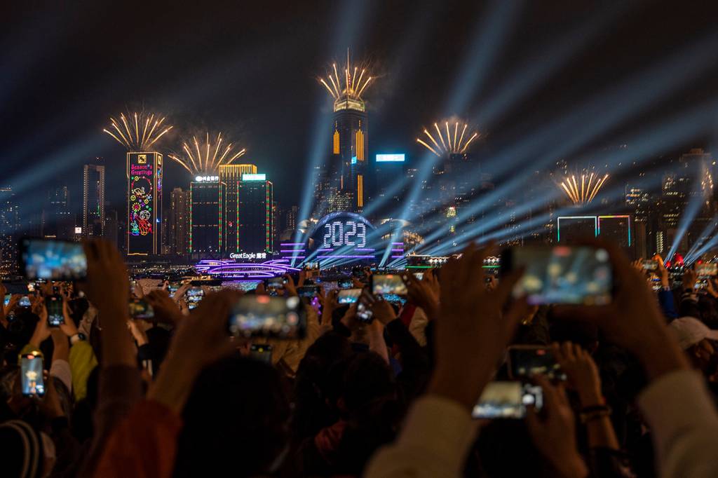 Fogos de artifício anunciam a chegada de 2023 em Hong Kong -