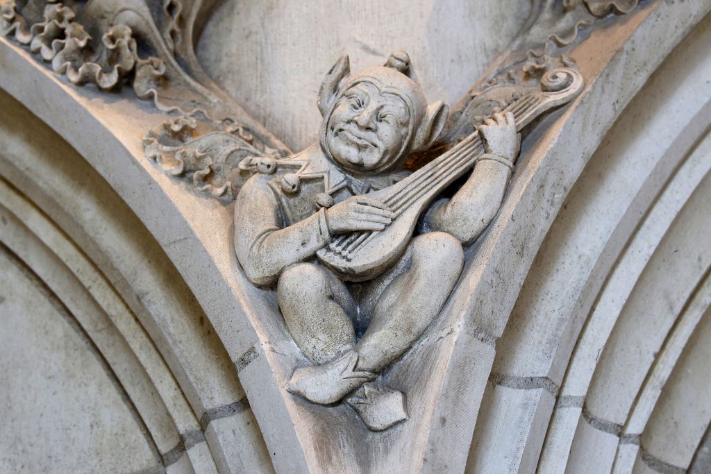 Jacques Coeur Palace, Bourges, France. Sculpture in the banqueting hall : Goblin playing a zither. (Photo by: Godong/Universal Images Group via Getty Images)