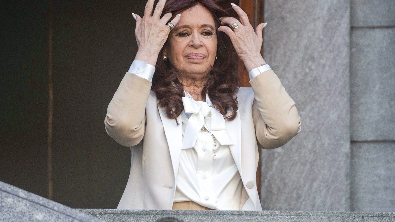 CHOREM POR MIM - Kirchner: a pena de prisão e a proibição de se candidatar são, segundo ela, obra da “máfia judicial” -