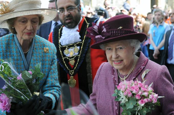 Rainha Elizabeth II acompanhada pela Lady Susan Hussey