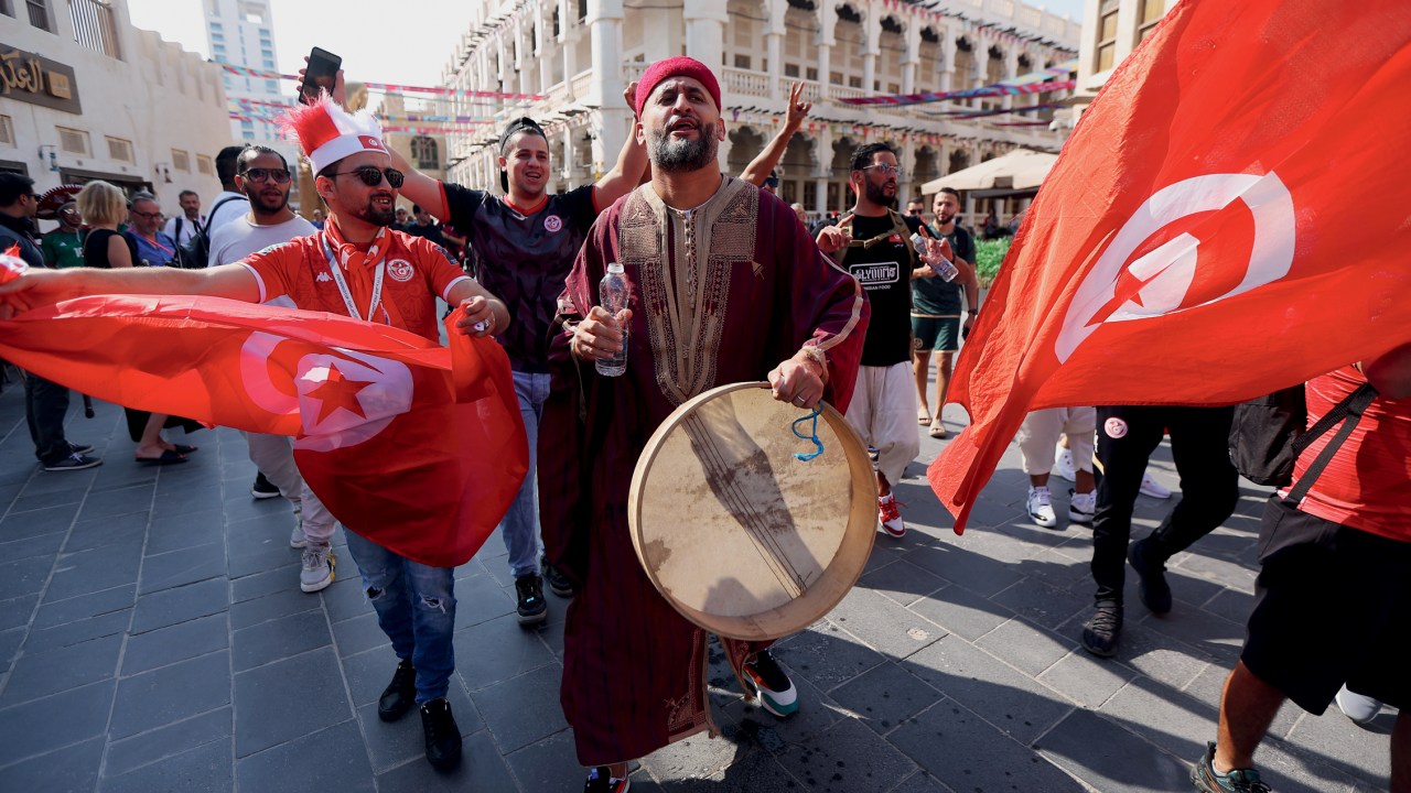 EUFORIA - Tunisianos em festa na região do Souq Waqif: estado de sítio às avessas -