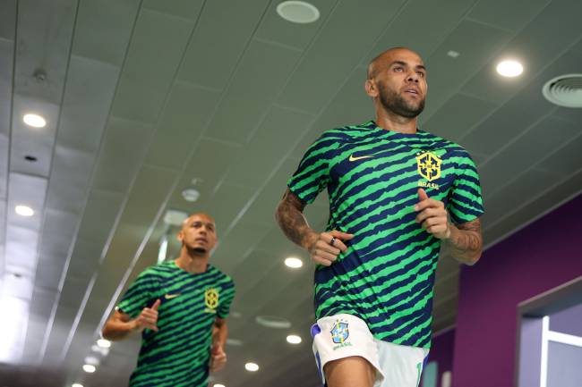 Daniel Alves será uma das novidades do Brasil diante dos camaroneses -