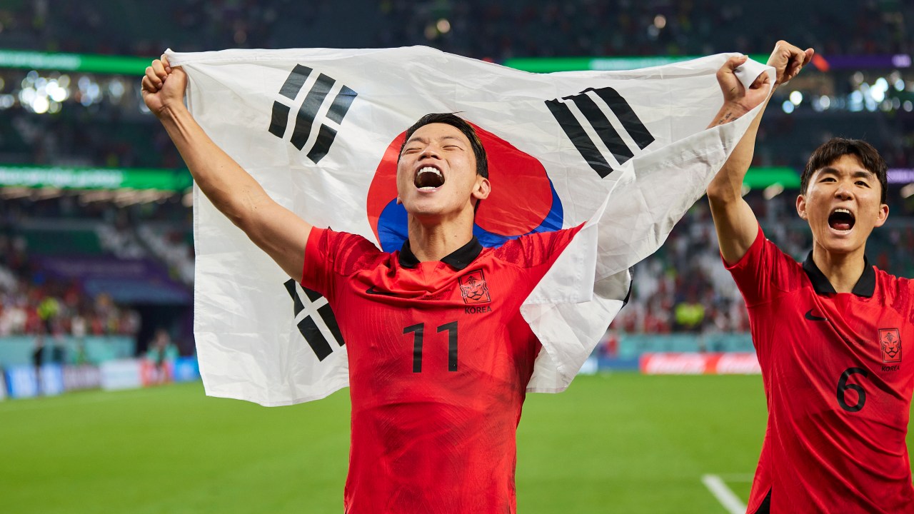 Adversários do Brasil, coreanos comemoram a classificação às oitavas