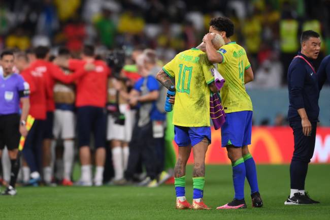 Neymar é consolado por Marquinhos -
