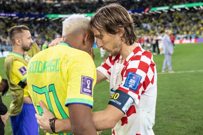 Rodrygo é consolado pelo croata Luka Modric