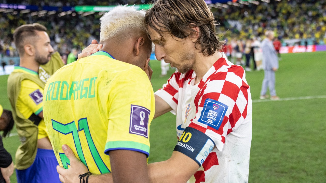 Rodrygo é consolado pelo croata Luka Modric