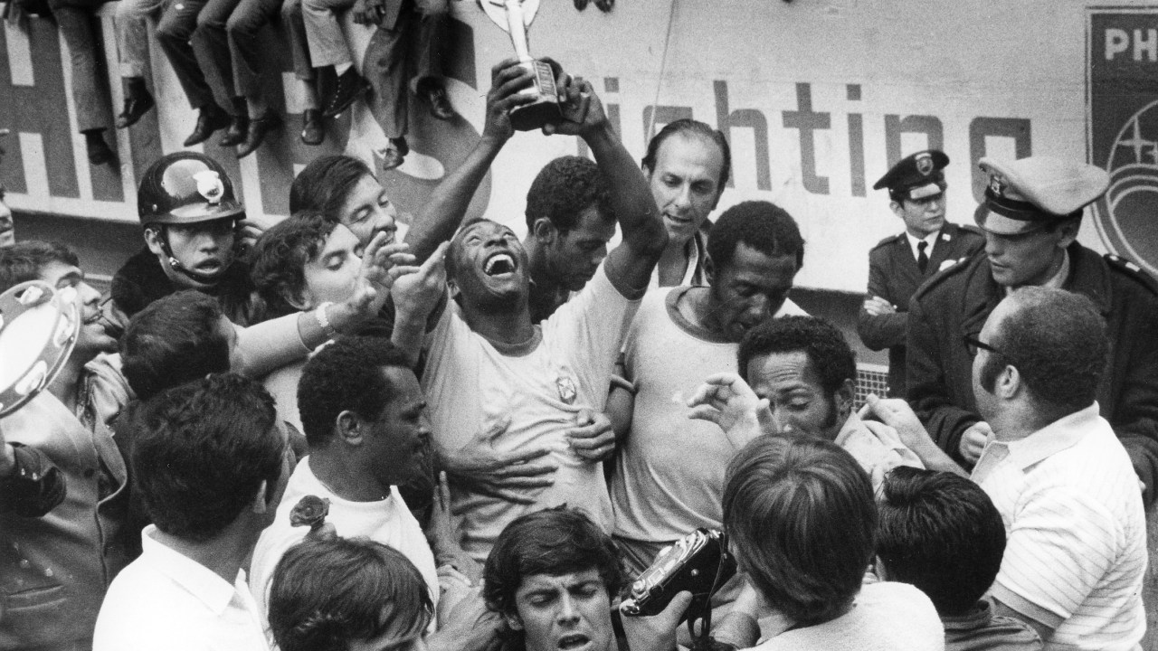 1970 Copa do Mundo no México Pelé (Edson Arantes do Nascimento) 1940 - Jogador de futebol brasileiro, Ministro dos Esportes do Brasil em 1994 - Comemorar Pelé, cercado de companheiros, é erguer o Troféu Jues Rimet após vencer a Itália na final - Junho de 1970