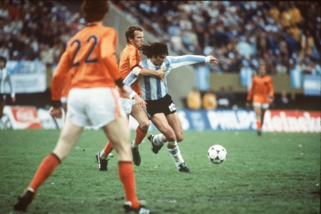 Mario Kempes fez dois gols na final contra a Holanda na Copa de 1978 -