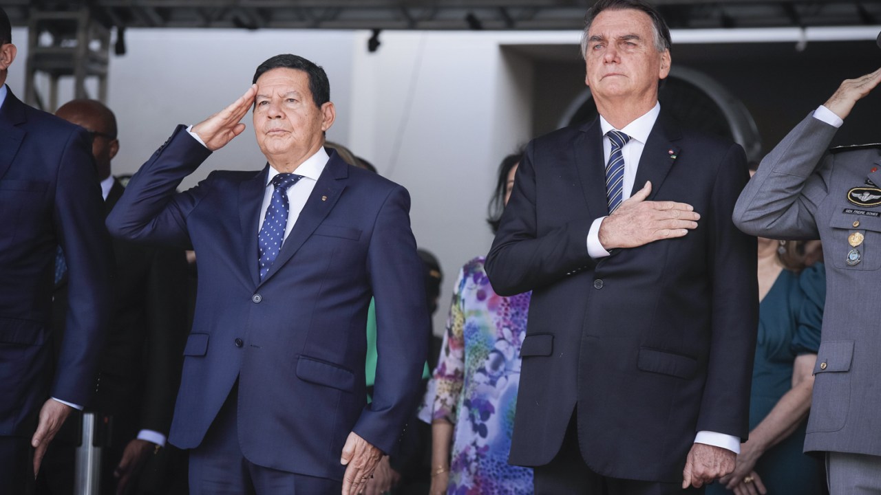 BANDEIRA - Mourão, com Bolsonaro: o general defende limitar a atuação do STF -