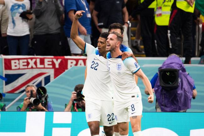Bellingham e Henderson comemoram o primeiro gol inglês -