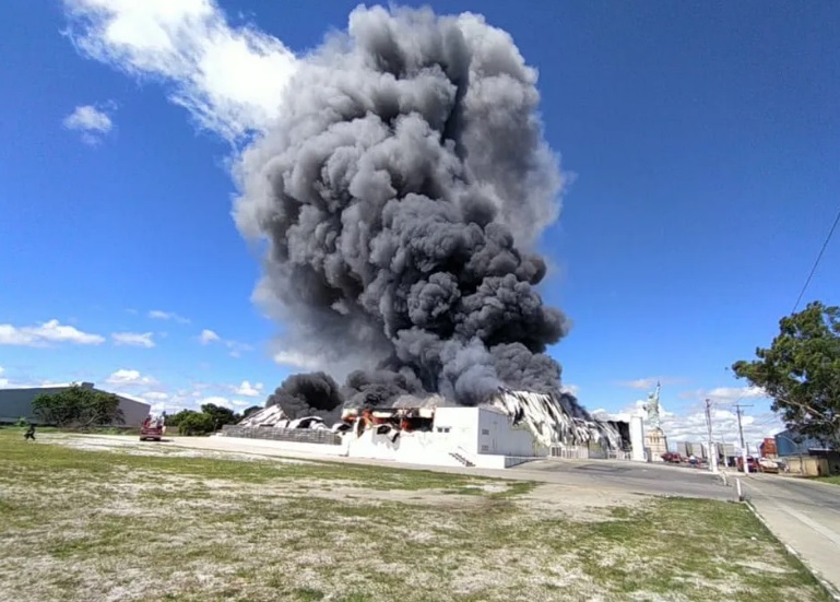 Fumaça causada por fogo em loja da Havan na Bahia