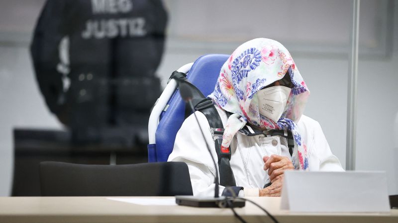 Irmgard Furchner no julgamento em Itzehoe, na Alemanha, em outubro de 2022.