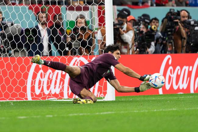 Yassine Bono, goleiro marroquino defendeu três penalidades para assegurar a vaga nas quartas de final -