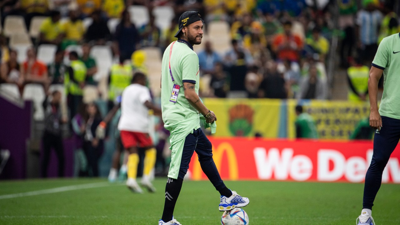 Em recuperação, Neymar foi ao Lusail apoiar os companheiros -