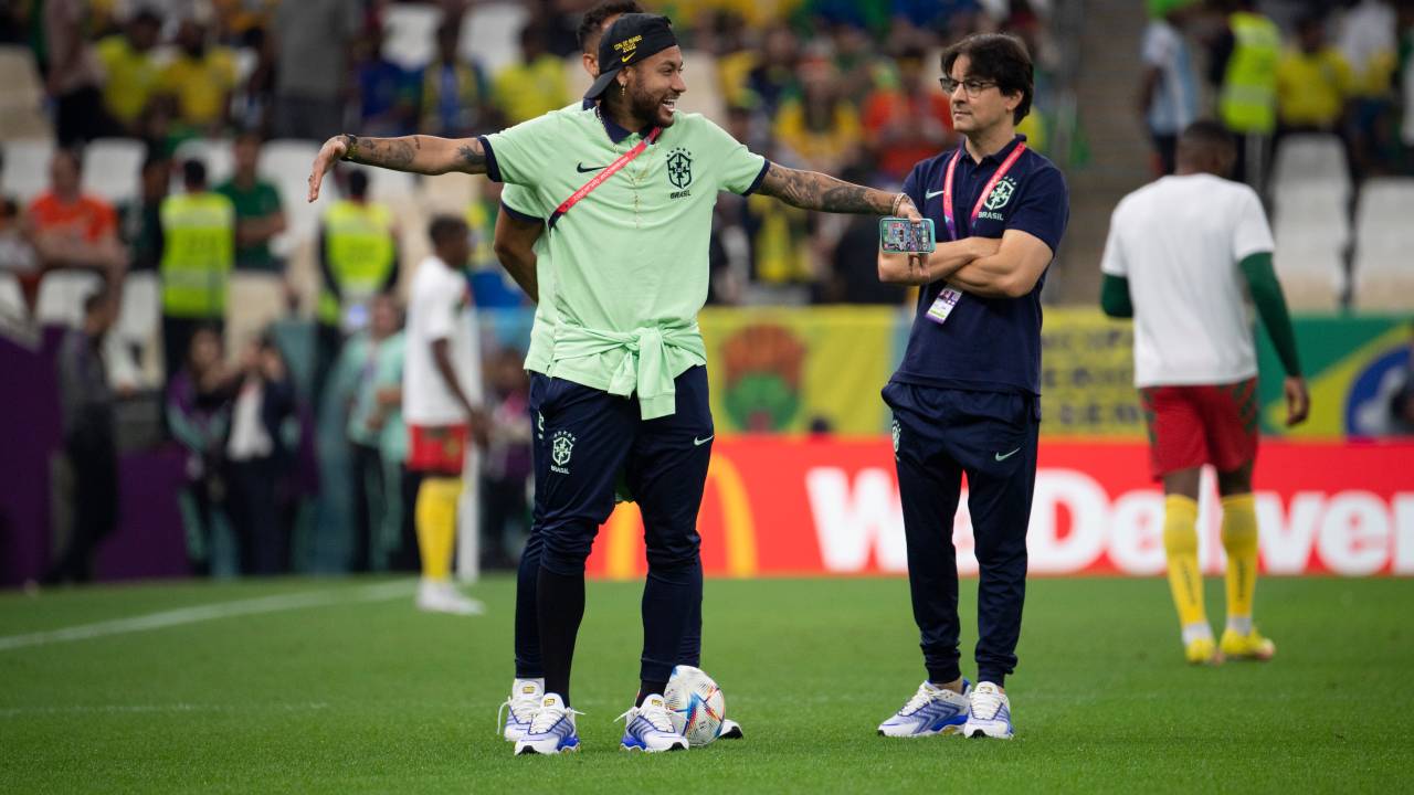 Em recuperação, Neymar foi ao Lusail apoiar os companheiros