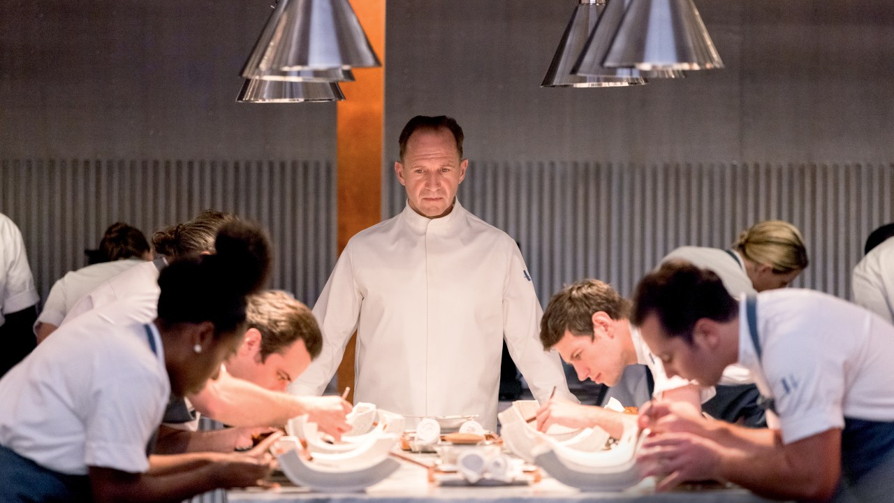 PERFECCIONISTA - Ralph Fiennes: o chef obcecado conduz a cozinha em tom ditatorial -