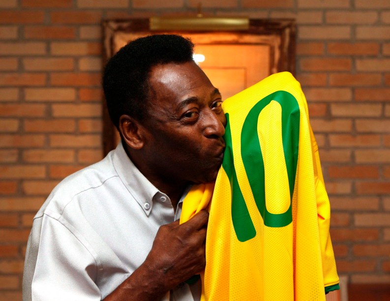 Pelé com a camisa da seleção brasileira -