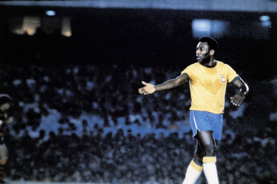 PelÈ, jogador do Brasil, com marca de suor em forma de coraÁ„o na camisa, durante um jogo.