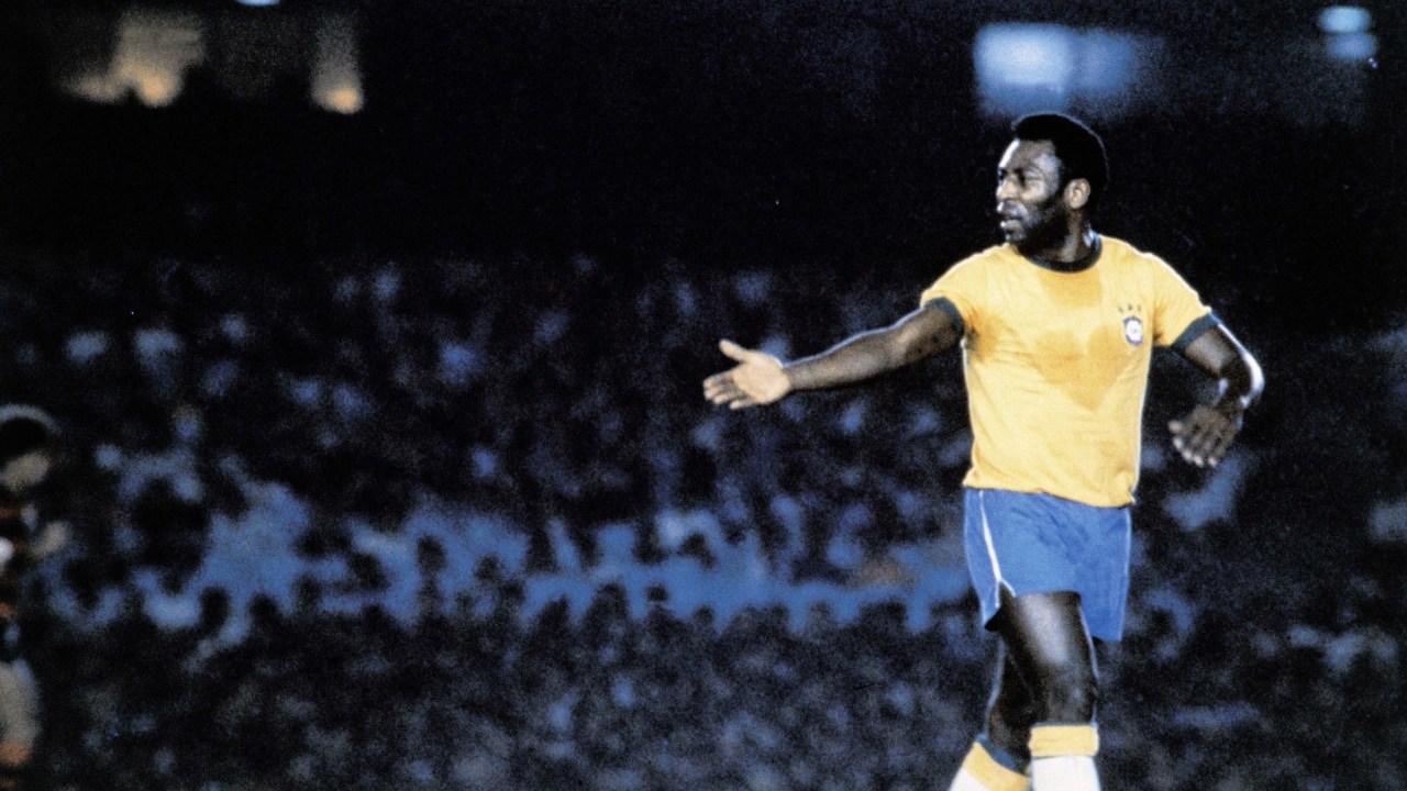 Pelé, jogador do Brasil, com marca de suor em forma de coração na camisa, durante um jogo -