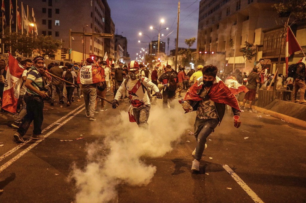 CANSAÇO - Protesto em Lima: a população quer mudanças que ponham fim à crise -