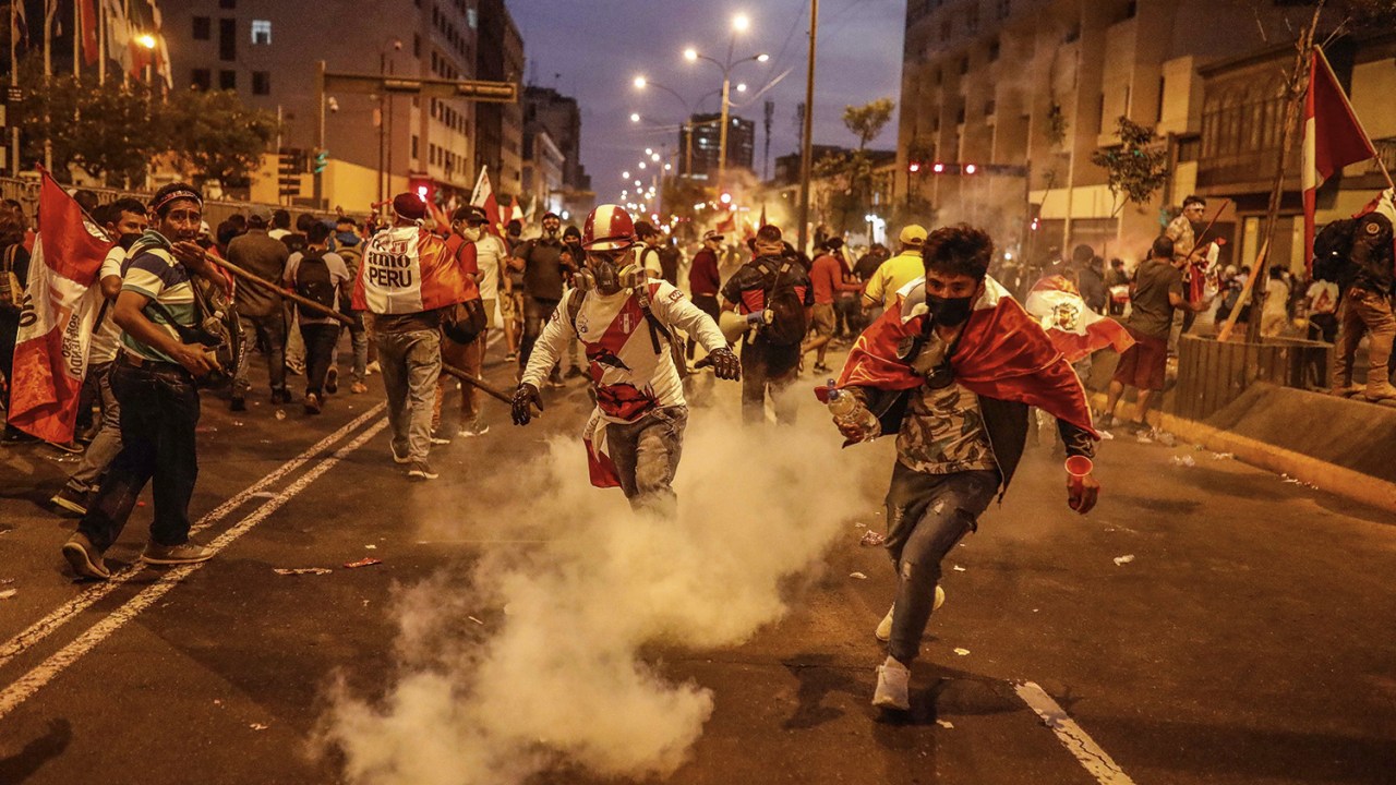 CANSAÇO - Protesto em Lima: a população quer mudanças que ponham fim à crise -