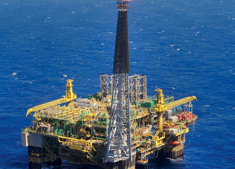 Plataforma da Petrobras em alto mar: empresa vai injetar carbono no fundo do leito marinho