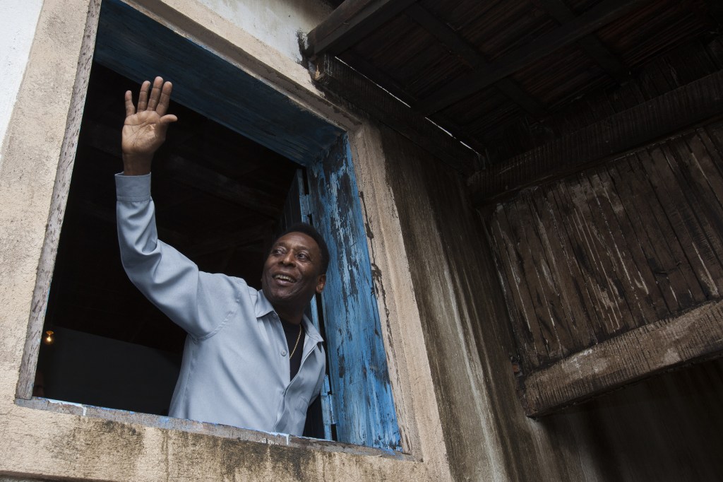 Pelé inaugurando a Casa Pelé, réplica do imóvel onde viveu na infância, em Três Corações -