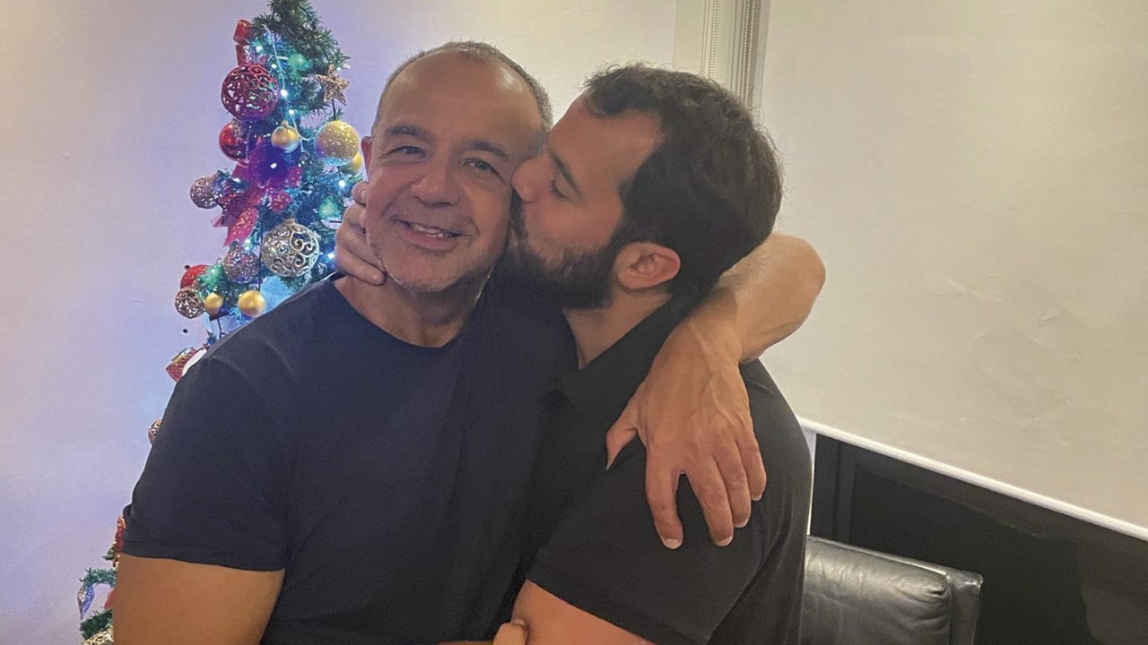 EM FESTA - Cabral abraça o filho Marco Antônio: vizinhos incomodados -
