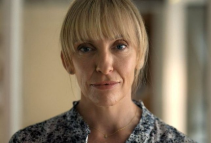 Toni Collette em Ninguém Pode Saber -